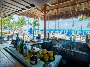 Bar (on property) - Nautibeach Condo 22  – 2 Bedroom, Family-Friendly Vacation on the Beachfront Third-Floor (Isla Mujeres)