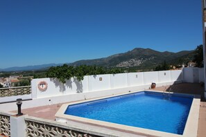 Pool - Great apartment with fantastic sea view, located in quiet area. A stone's throw  (Roses)