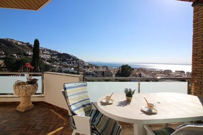 Outdoor dining - Great apartment with fantastic sea view, located in quiet area. A stone's throw  (Roses)