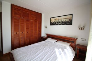 2 bedrooms, iron/ironing board - Great apartment with fantastic sea view, located in quiet area. A stone's throw  (Roses)