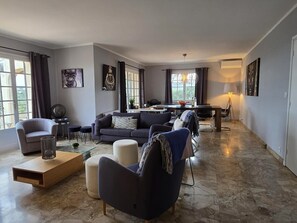 Een televisie, een open haard, een dvd-speler en boeken