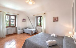 5 Schlafzimmer, Bügeleisen/Bügelbrett, kostenloses WLAN, Bettwäsche