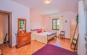 5 bedrooms, iron/ironing board, free WiFi, bed sheets