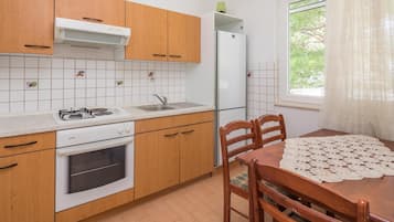 Køleskab, mikrobølgeovn, ovn, kogeplade