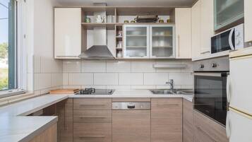 Køleskab, mikrobølgeovn, ovn, kogeplade