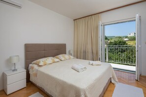 4 室のベッドルーム、アイロン / アイロン台、旅行用ベビーベッド、WiFi (無料)