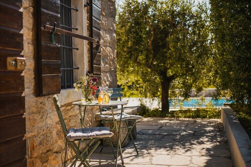 Charming Villa with Pool and Outdoor Entertainment for up to 6 Guests