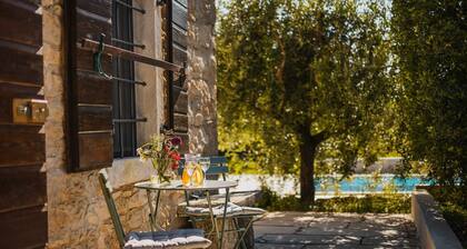 Charming Villa with Pool and Outdoor Entertainment for up to 6 Guests