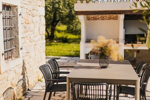 Outdoor dining - Charming family house with great pool and garden (Buje)