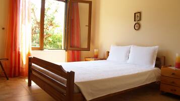 4 bedrooms, desk, soundproofing, iron/ironing board