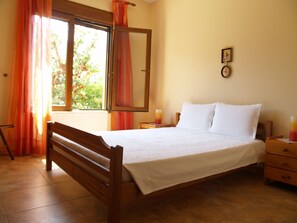 4 bedrooms, desk, soundproofing, iron/ironing board