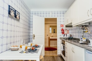 Fridge, microwave, oven, stovetop - Comodità Braga - Apartment in the center of Braga (Braga)