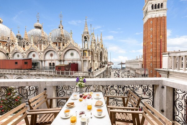 Outdoor dining - Due Leoni Terrace in St. Mark’s Square (Venice)