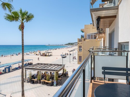 Apartment with terrace and frontal sea views