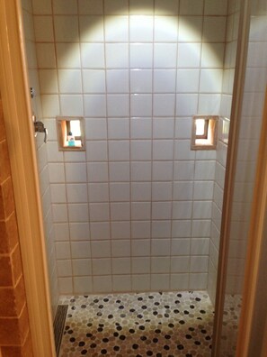 Shower, hair dryer, bidet, towels