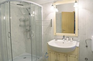 Dusche, Haartrockner, Bidet, Handtücher