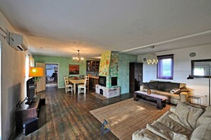 Smart TV, fireplace, DVD player