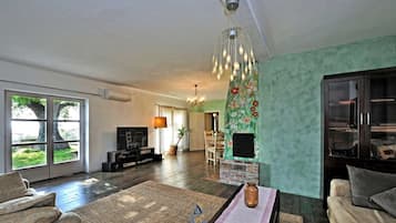 Una Smart TV, una chimenea, un reproductor de DVD