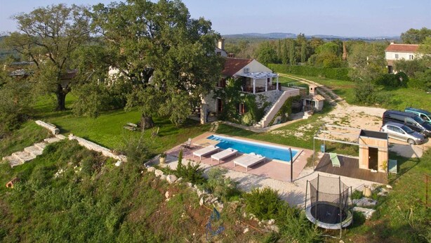 Une villa privée dotée d’une piscine, d’un espace salon extérieur et d’un trampoline.