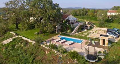 Newly renovated 6-BR villa with pool and sauna close to great beaches