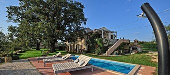 Newly renovated 6-BR villa with pool and sauna close to great beaches