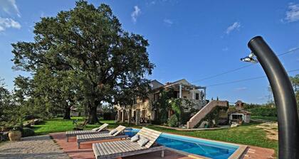 Newly renovated 6-BR villa with pool and sauna close to great beaches