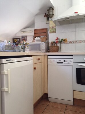 Kühlschrank, Mikrowelle, Ofen, Herdplatte