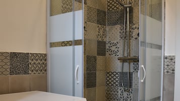Dusche, Haartrockner, Bidet, Handtücher