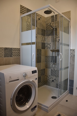 Douche, sĂšche-cheveux, bidet, serviettes fournies