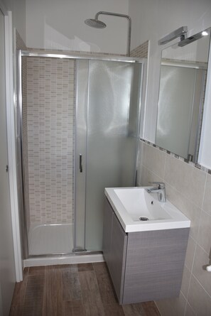 Dusche, Haartrockner, Bidet, Handtücher