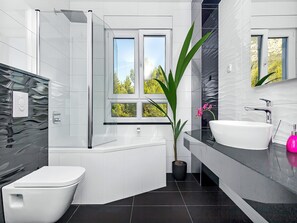 Badewanne, Haartrockner, Handtücher, Seife