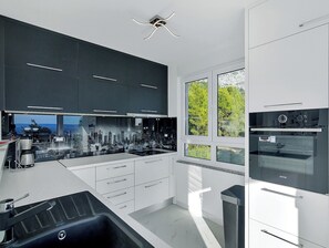 Kühlschrank, Mikrowelle, Ofen, Herdplatte