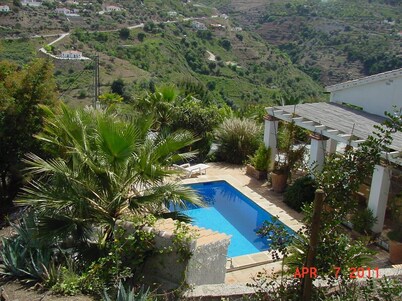 Casa vacacional con jardín tropical, piscina, jacuzzi, internet, calefacción central.