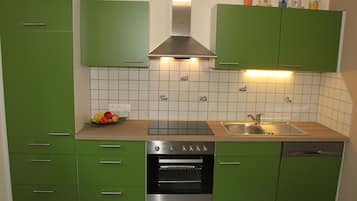 Jääkaappi, mikroaaltouuni, uuni, liesi