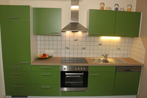 Frigorifero, microonde, forno, piano cottura