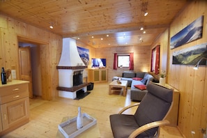 Smart TV, chimenea, reproductor de DVD y libros 