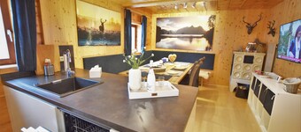 スキーとハイキングエリアにある、サウナとジェットバス付きの1700mの居心地の良いロッジです。