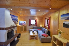 Smart TV, fireplace, DVD player, books - Cozy spacious lodge at 1700m with sauna, right in the ski & hiking area! (Turrach)