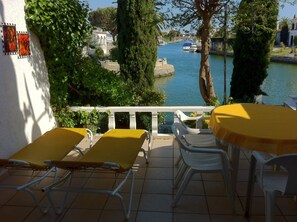 Dining - Pretty, lovingly furnished. Fisherman's house on the canal with a great view and boat mooring (Empuriabrava)