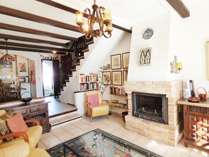 TV, fireplace, books - Pretty, lovingly furnished. Fisherman's house on the canal with a great view and boat mooring (Empuriabrava)