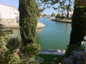 Property grounds - Pretty, lovingly furnished. Fisherman's house on the canal with a great view and boat mooring (Empuriabrava)