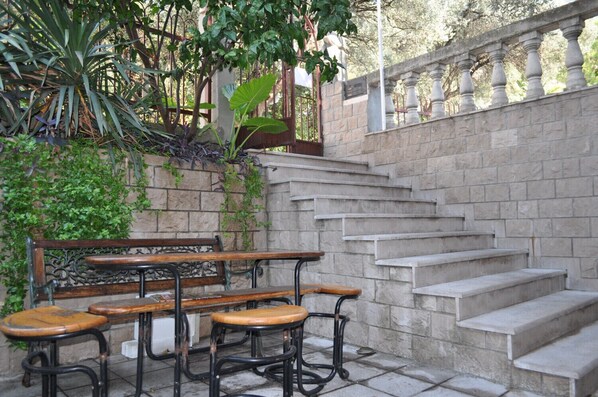 تناول الطعام بالخارج