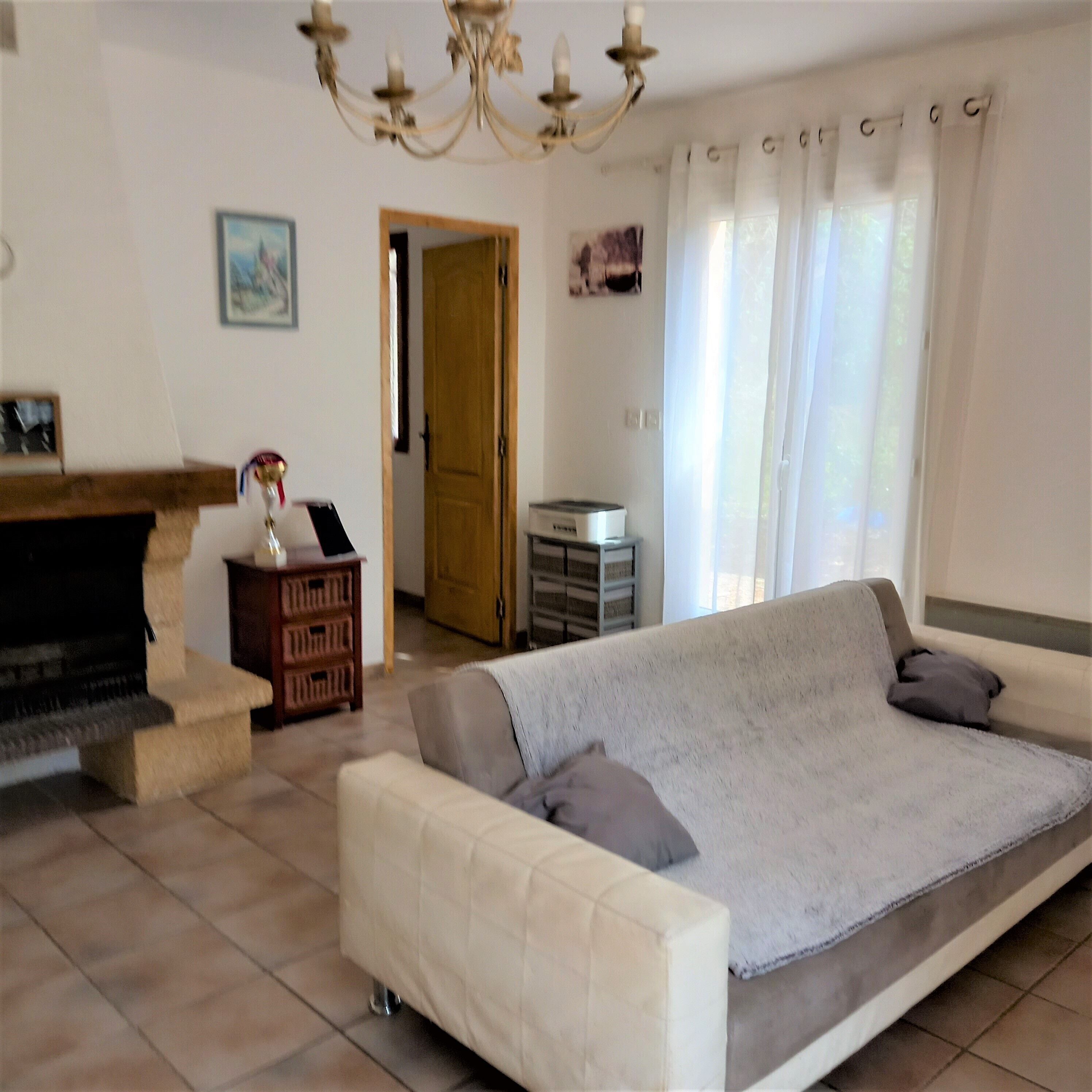 Télévision, cheminée