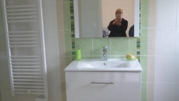 Douche, serviettes fournies, papier toilette