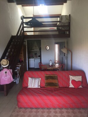 TV, bøker, musikkbibliotek og stereoanlegg