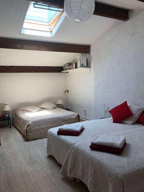 1 chambre, fer et planche à repasser, draps fournis