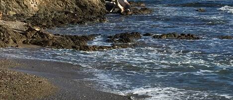 En la playa, camastros y toallas de playa