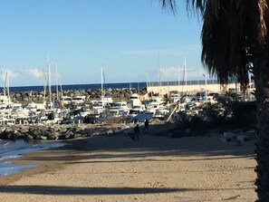 Plage, chaises longues, serviettes de plage