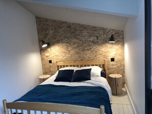 2 habitaciones, tabla de planchar con plancha y cuna de viaje 