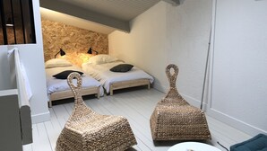 A cozy room with a loft bed, two woven chairs, and a small table. - Magnificent 60m² apartment - 6 people with ocean view terrace South Beach  (Lacanau)
